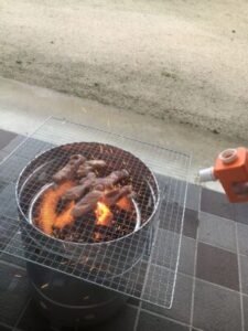 バケツ型バーベキューコンロで肉を焼く