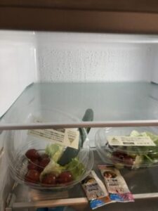 冷蔵庫に入ったサラダ