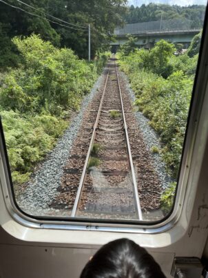 列車の中から見た線路