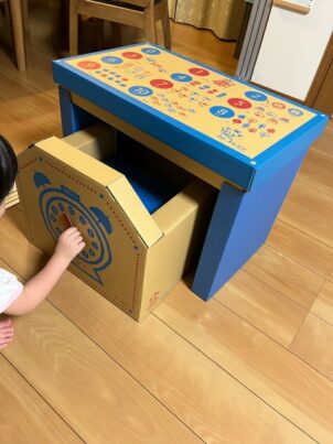 段ボールのキッズデスクと椅子