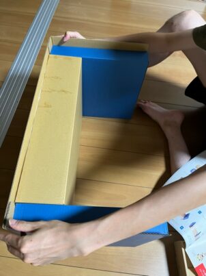 段ボールの組み立て式キッズデスクトーレーショップの段ボール