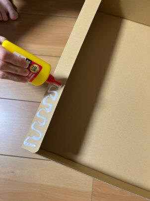 段ボールの組み立て式キッズデスクトーレーショップの段ボール